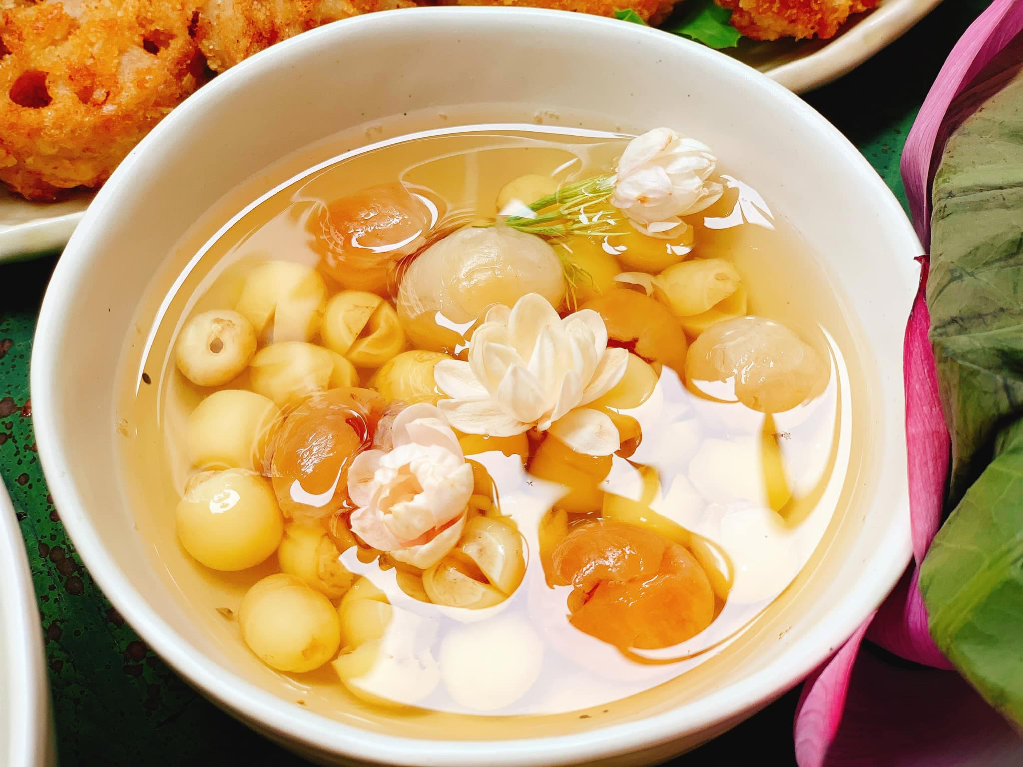 Lotus seed sweet soup offers a delicate, slightly sweet flavor with a soothing, floral aroma that refreshes the senses